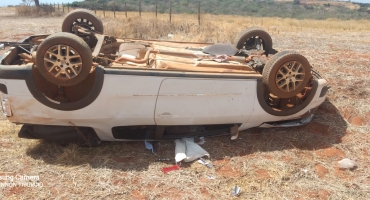 Embriagado, motorista capota veículo na MG-410 abandona o carro no local e acaba detido em Presidente Olegário 