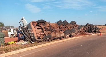 Combinação veicular transportando 39 toneladas de fertilizantes tomba na BR-352 em Coromandel 