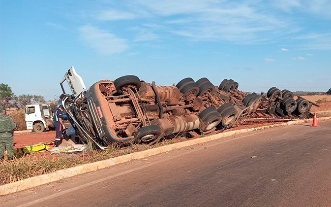 Combinação veicular transportando 39 toneladas de fertilizantes tomba na BR-352 em Coromandel 