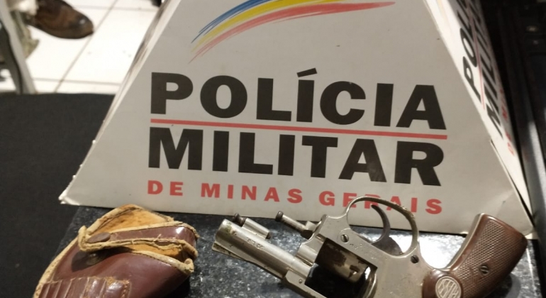 Polícia Militar Rodoviária localiza arma de fogo após desentendimento de caminhoneiros na MG-188