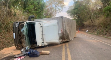 Caminhão que transportava utensílios de cozinha tomba na MG-187 em Serra do Salitre 