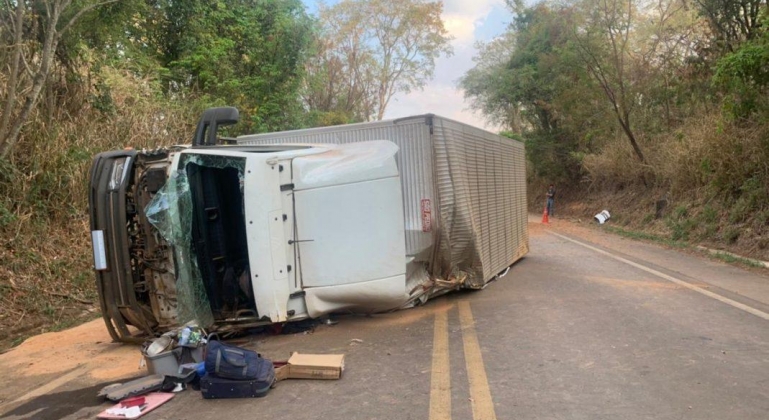 Caminhão que transportava utensílios de cozinha tomba na MG-187 em Serra do Salitre 