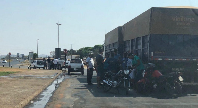 Caminhoneiros fazem paralisação na BR-365 em Patos de Minas 