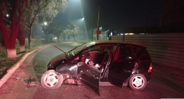 Após perder controle direcional ao passar por lombada, motorista colide veículo contra árvore na cidade de Patos de Minas