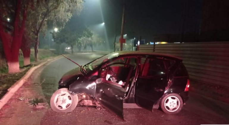 Após perder controle direcional ao passar por lombada, motorista colide veículo contra árvore na cidade de Patos de Minas