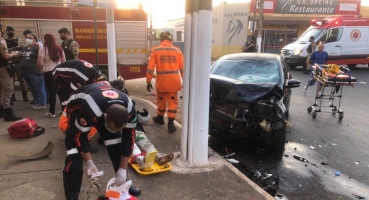 Condutor e passageira ficam gravemente feridos em acidente envolvendo motocicleta no Centro de Patos de Minas