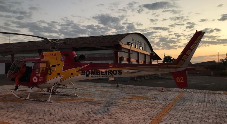 Patos de Minas: aeronave do Corpo de Bombeiros transfere criança de 6 anos em tratamento de câncer para Belo Horizonte 