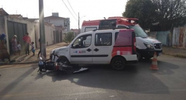 Ambulância da prefeitura municipal atinge motociclista em Patos de Minas