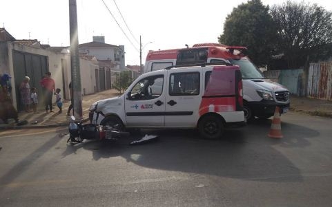 Ambulância da prefeitura municipal atinge motociclista em Patos de Minas