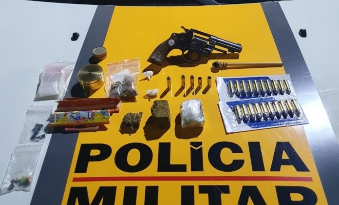 Polícia Militar Rodoviária prende jovem por tráfico de drogas e porte ilegal de arma de fogo na MGC-354 em Patos de Minas