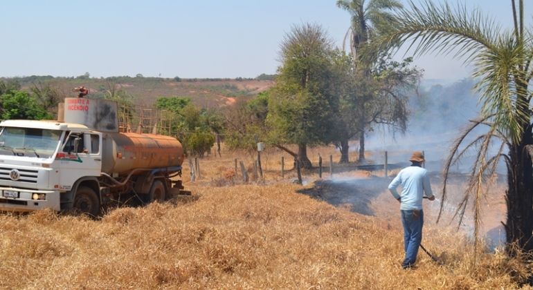 Caminhão de combate a incêndio da prefeitura de Lagoa Formosa controla queimada em propriedade rural 