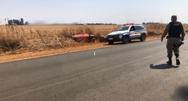 Idosa de 72 anos morre após motorista inabilitado perder controle e tombar carro em São Gotardo