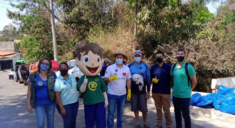 Voluntários realizam mutirão de limpeza no Rio Paranaíba em Patos de Minas