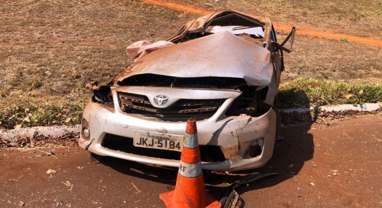 Motorista é arremessado para fora do veículo em grave acidente no perímetro urbano de Patos de Minas
