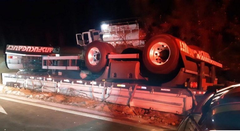 Motorista de carreta carregada com mexericas morre em acidente na BR-365, município de  Romaria