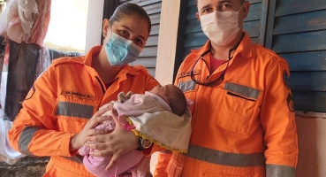 Equipe do Corpo de Bombeiros que auxiliou mulher a dar à luz em Patos de Minas visita recém-nascida 