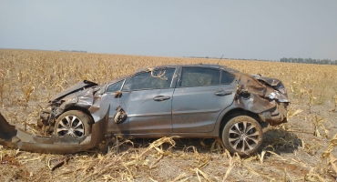 Mulher de 51 anos fica ferida após cochilar ao volante e capotar veículo na MG-410 em Presidente Olegário 