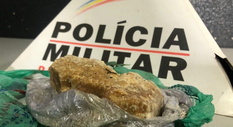 Com auxilio de cães farejadores, Polícia Militar localiza droga enterrada no Bairro Santa Luzia em Patos de Minas