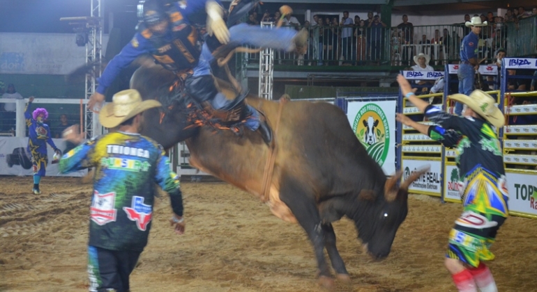 Com presença limitada de público Live Rodeio Festa do Feijão de Lagoa Formosa começa em grande estilo