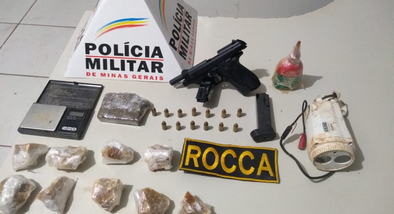 Polícia Militar com a ajuda de cães farejadores apreende drogas e pistola enterradas às margens de córrego em Lagoa Formosa