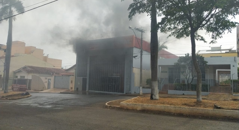 Corpo de Bombeiros combate incêndio em loja de maquinários e ferramentas em Carmo do Paranaíba