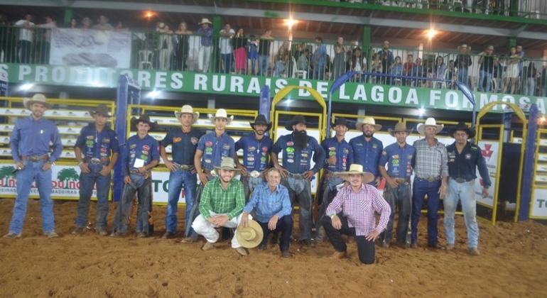Patos 1 - Notícias de Patos de Minas e região  Peão da cidade de Luz é  campeão do rodeio em touros da Festa da Produção de Presidente Olegário