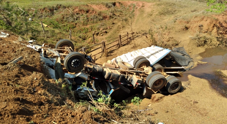 Após apresentar falha no sistema de freios, motorista capota caminhão carregado com casca de café na MG-235, em São Gotardo