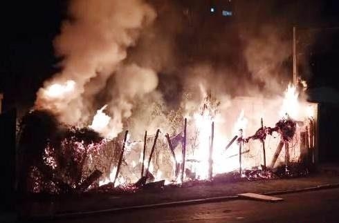 Corpo de Bombeiros atende ocorrência de incêndio em lote vago em Patos de Minas