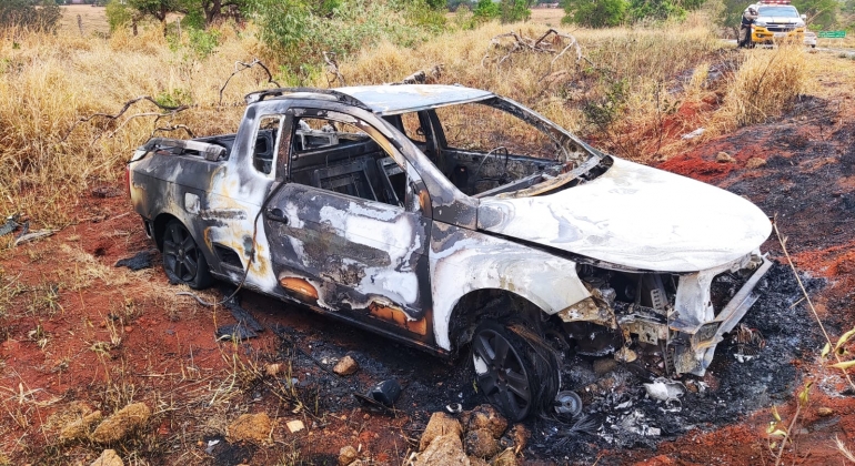 Motorista embriagado perde controle direcional na BR-354 e veículo com placas de Lagoa Formosa sai pista e incendeia