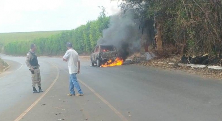 Veículo pega fogo na estrada dos Soares em Carmo do Paranaíba