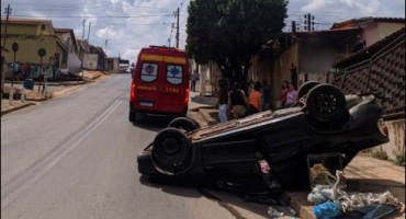 Motorista perde controle e capota veículo no Bairro Cristo Redentor em Patos de Minas 