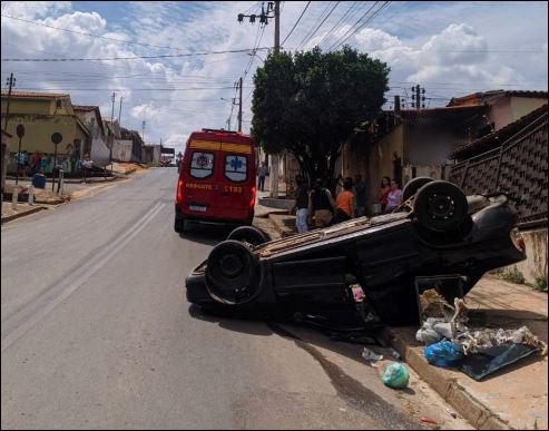 Motorista perde controle e capota veículo no Bairro Cristo Redentor em Patos de Minas 