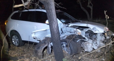 Após perder controle direcional, condutora colide veículo contra árvore na MG-410, em Lagoa Grande