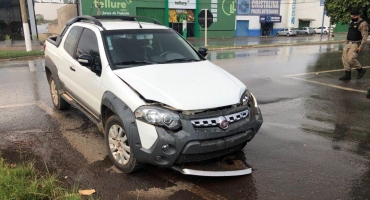 Motociclista fica ferido após ser atingido por pick up na Avenida JK, em Patos de Minas