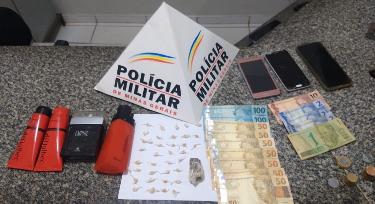 Polícia Militar de Lagoa Formosa apreende crack, maconha, dinheiro e outros materiais com suspeito de tráfico