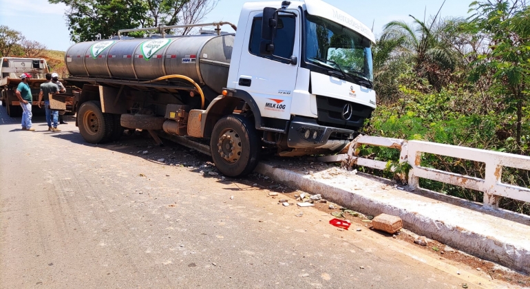 Motorista perde controle direcional e atinge guard-rail de ponte com caminhão de leite