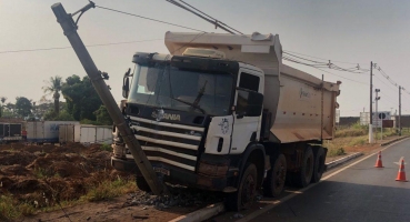 Ladrões roubam caminhões em João Pinheiro são perseguidos pela polícia e parados a tiros na cidade de Patos de Minas 