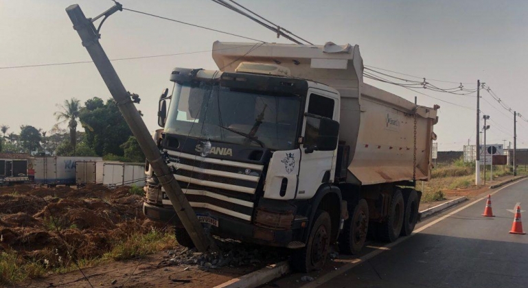 Ladrões roubam caminhões em João Pinheiro são perseguidos pela polícia e parados a tiros na cidade de Patos de Minas 