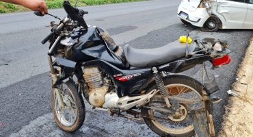 Motoqueiro fica ferido após motorista de automóvel perder controle atingir contramão e provocar acidente na BR-354