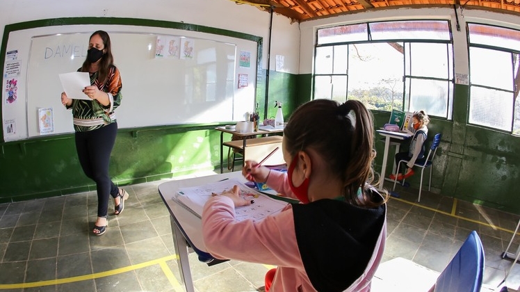 Escolas estaduais estão autorizadas a receber 100% dos estudantes presencialmente