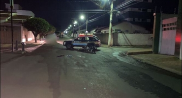 Motociclista de 25 anos fica gravemente ferido em acidente no Bairro Caiçaras em Patos de Minas