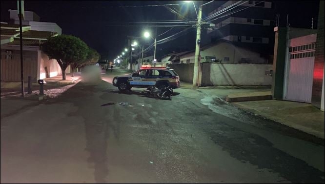 Motociclista de 25 anos fica gravemente ferido em acidente no Bairro Caiçaras em Patos de Minas