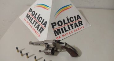 Homem é preso pela PM com arma e munições no centro de Presidente Olegário