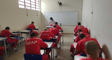 Mais de 9 mil presos e adolescentes retomam os estudos em Minas