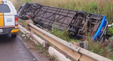 Ônibus tomba na BR-354 entre Patos de Minas e Lagoa Formosa e deixa várias pessoas feridas