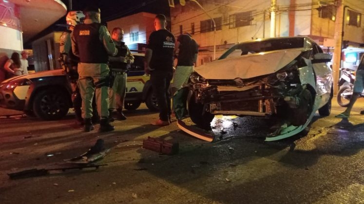 Motorista avança sinal vermelho e provoca acidente no centro de Presidente Olegário