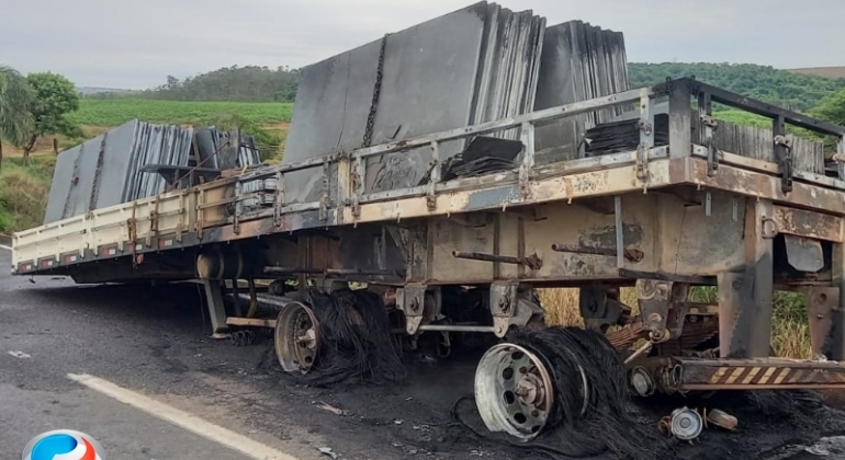 Carreta pega fogo e causa lentidão no trânsito  na BR-262