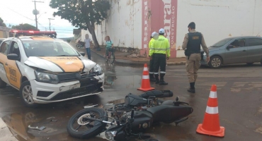 Viatura da SETTRAM bate de frente com moto em Patos de Minas  