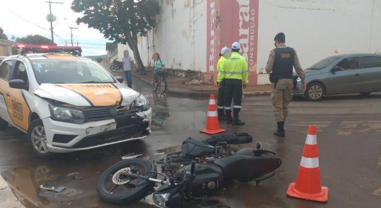 Viatura da SETTRAM bate de frente com moto em Patos de Minas  