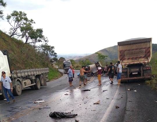 Grave acidente deixa três pessoas feridas e trânsito interrompido na BR-354